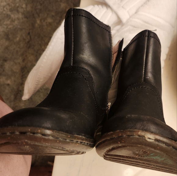 Uggs Women's Black Ankle Boots - Picture 11 of 11